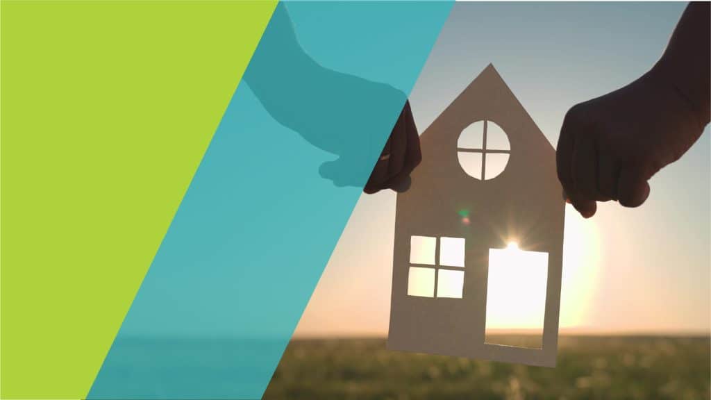 L'image montre des drapeaux de l'Union européenne flottant devant un bâtiment moderne et imposant, probablement un siège d'institution européenne. Les bâtiments en arrière-plan et les drapeaux qui se balancent dans le vent évoquent la dimension internationale et politique de l'Union européenne.