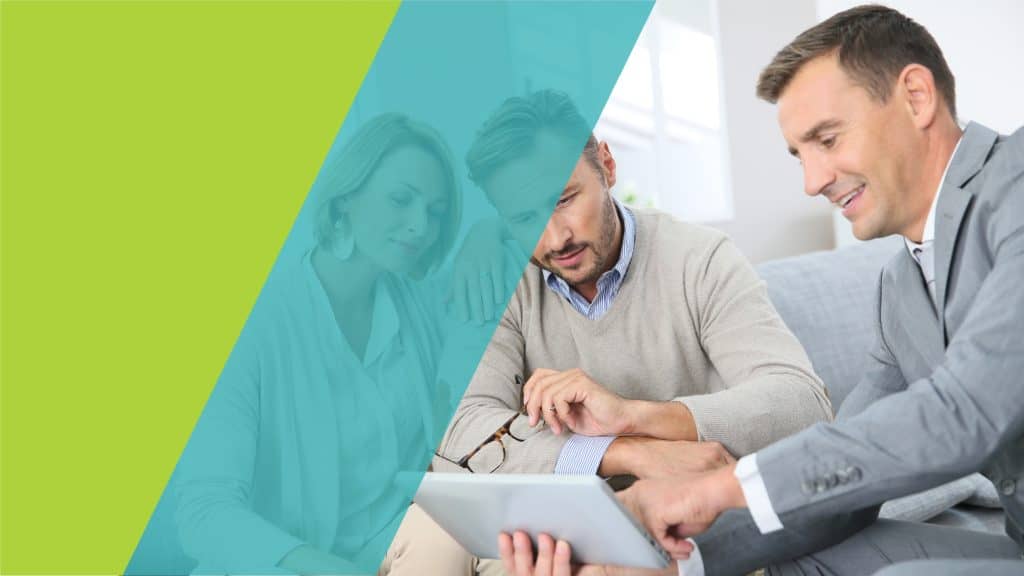 Deux personnes discutent avec un agent immobilier indépendant en consultant une tablette.