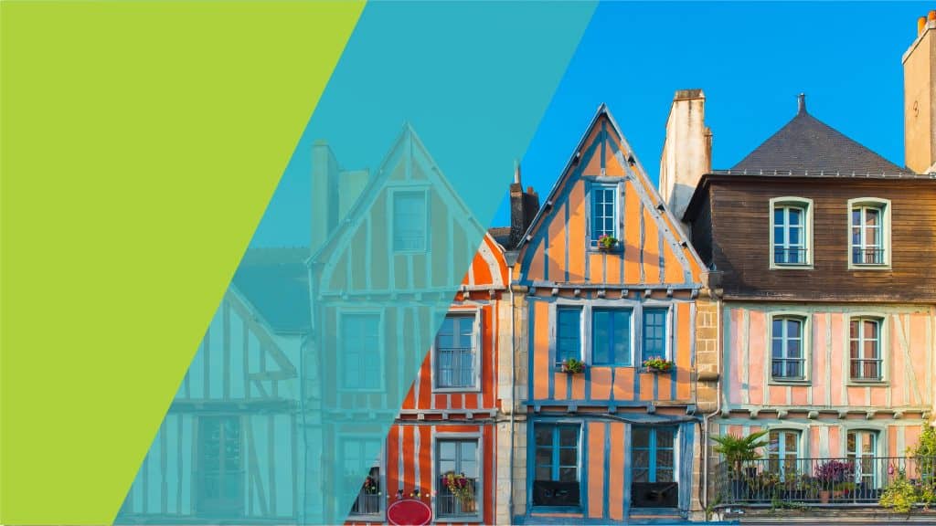 Des maisons colorées et traditionnelles en Bretagne, une image évoquant le patrimoine immobilier de la région.