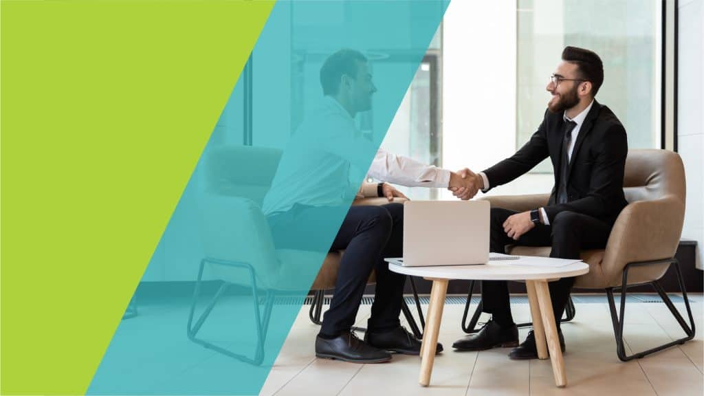 Deux professionnels se serrent la main dans un bureau moderne, symbolisant un accord ou une collaboration.