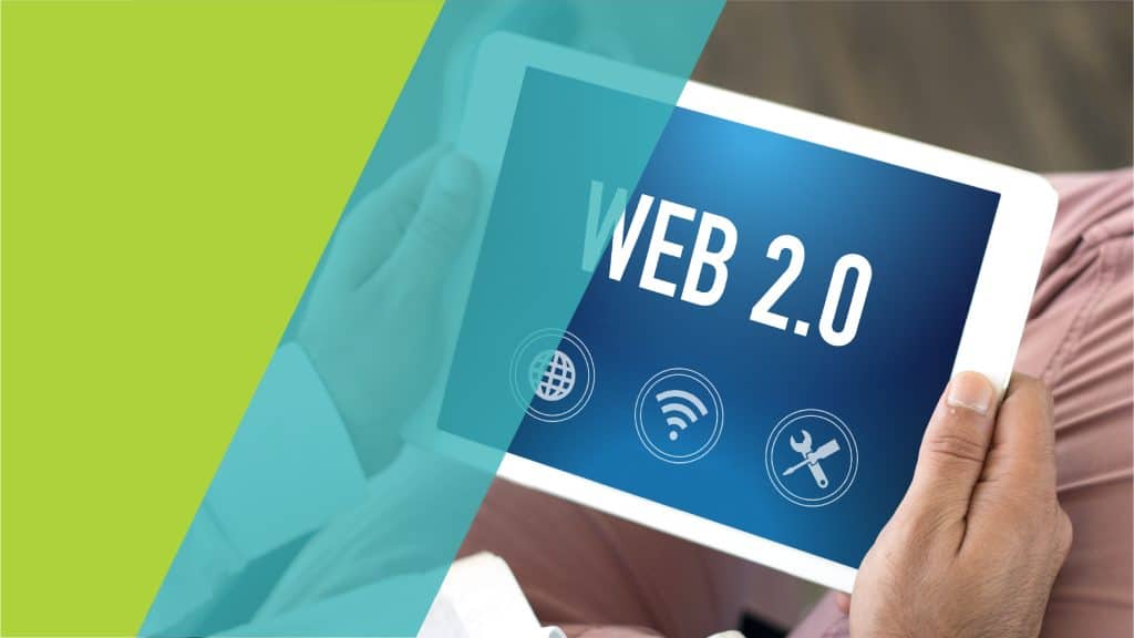 Un professionnel tient une tablette affichant le logo "Web 2.0" avec des icônes représentant le web, le Wi-Fi et les outils.