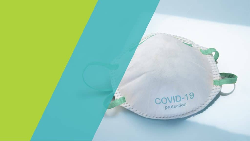 Un masque de protection contre la COVID-19, marqué "COVID-19 protection".