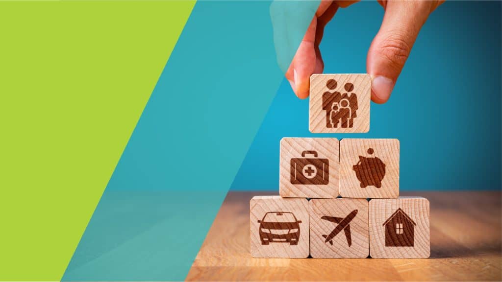 Des blocs en bois empilés représentant des symboles d'assurances pour la famille, la santé, les finances, les biens, et les voyages.