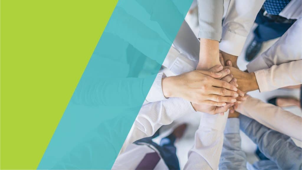 Des mains jointes ensemble dans un geste de collaboration, symbolisant le travail d'équipe et la solidarité.