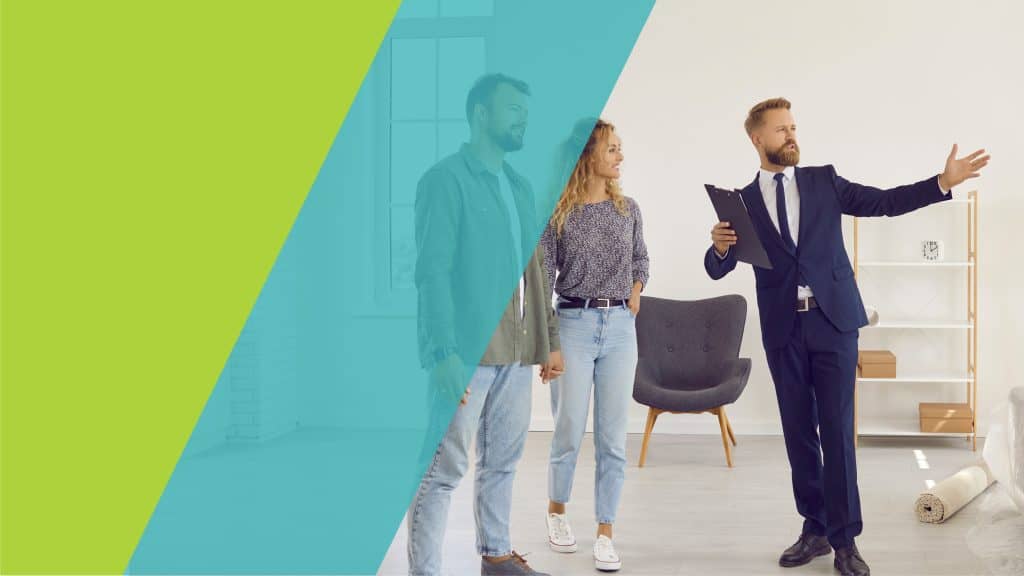 Un agent immobilier guidant des clients à travers une maison, expliquant les caractéristiques du bien.