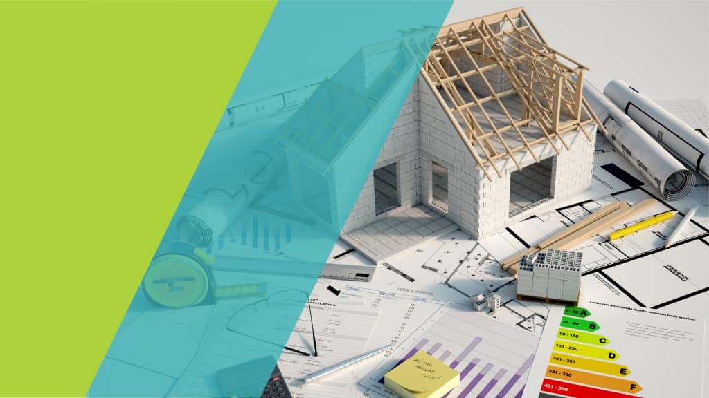 Maquette de maison en construction entourée de plans architecturaux, de documents financiers et d'un graphique sur la performance énergétique.