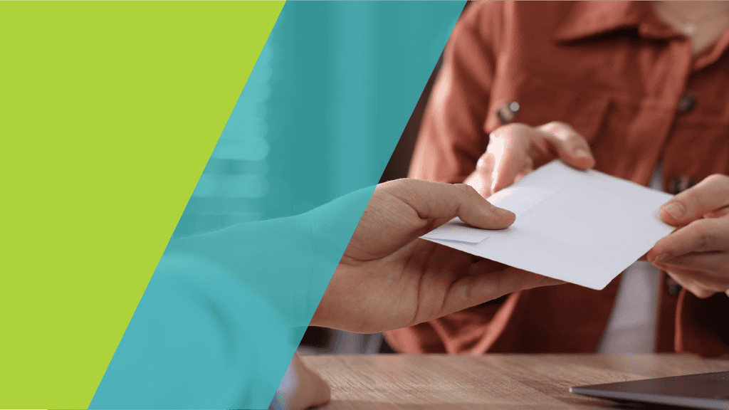 Une personne remet une enveloppe blanche à une autre personne lors d’un rendez-vous, illustrant une transaction ou un paiement.