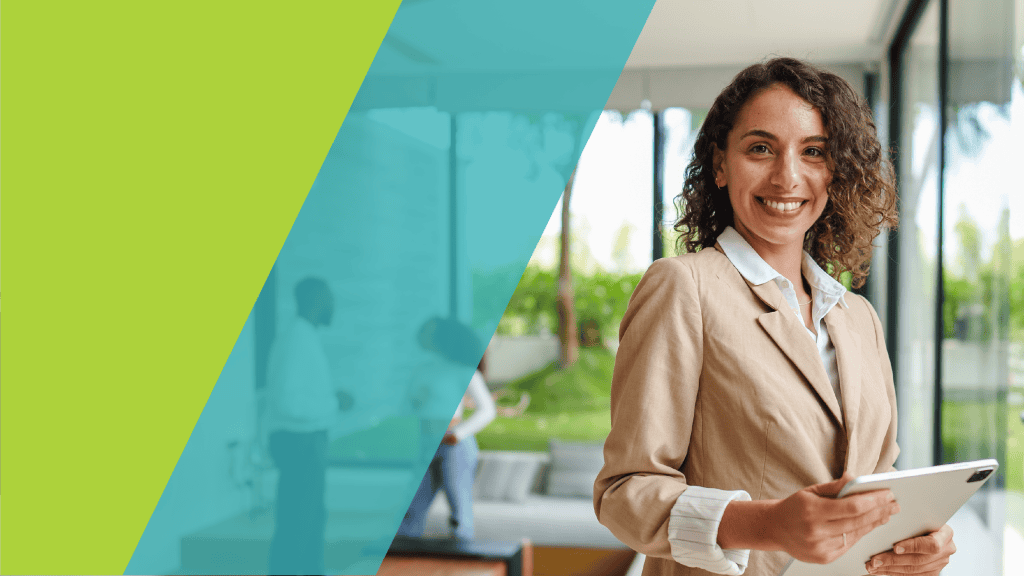 Femme mandataire immobilier souriante avec une tablette, dans un espace de travail moderne et lumineux.