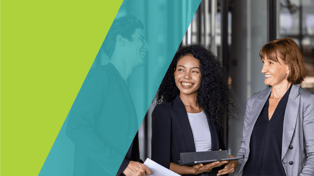 Trois collègues en tenue professionnelle discutant et souriant dans un espace de travail moderne.